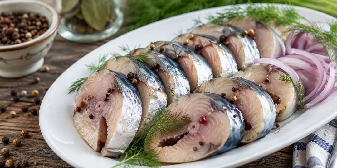 Солю скумбрию за ночь: получается нежной, сочной и с аппетитным блеском