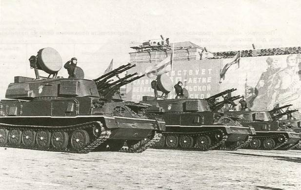 Ранние ЗСУ-23-4В на параде 7 ноября 1967 года. Ранние машины внешне легко отличить по ящиках ЗИП на скулах башни. Модификация В была направлена на улучшение надежности основных узлов и агрегатов, в основном, РПК