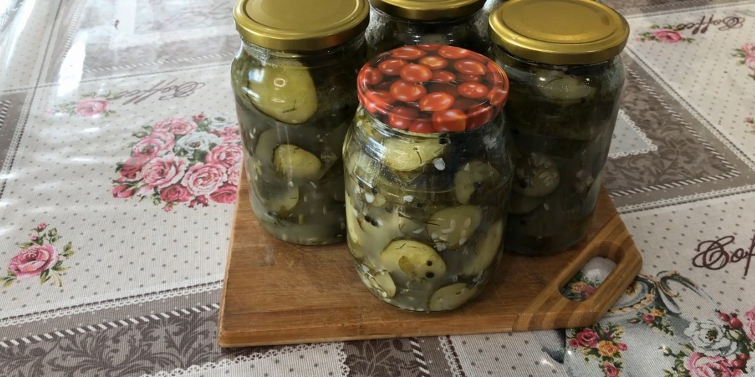 Салат из огурцов на зиму с луком и укропом без стерилизации.