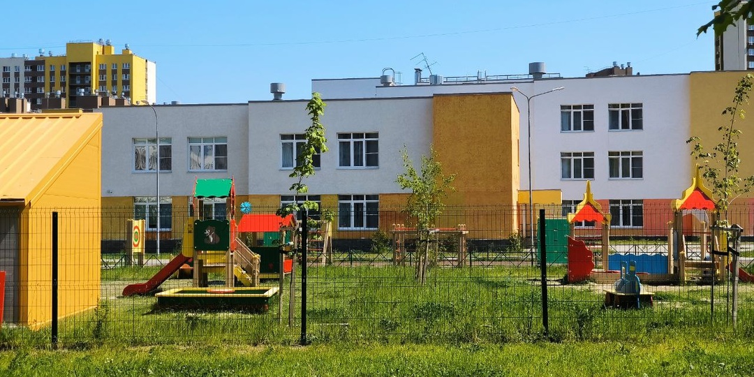 Когда в детском саду должны мыть полы в группах и убираться - до утреннего прихода или во время прогулки?
