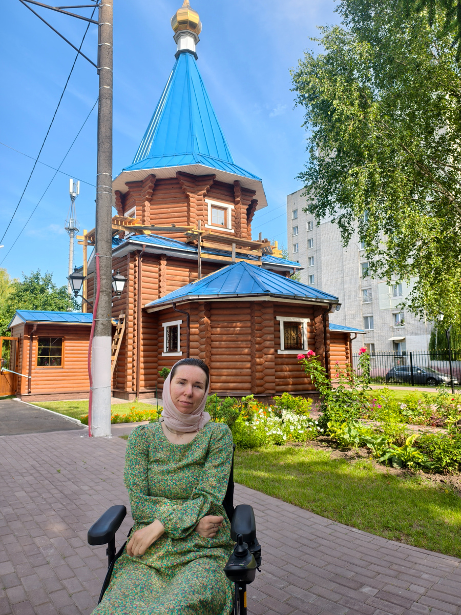 У храма