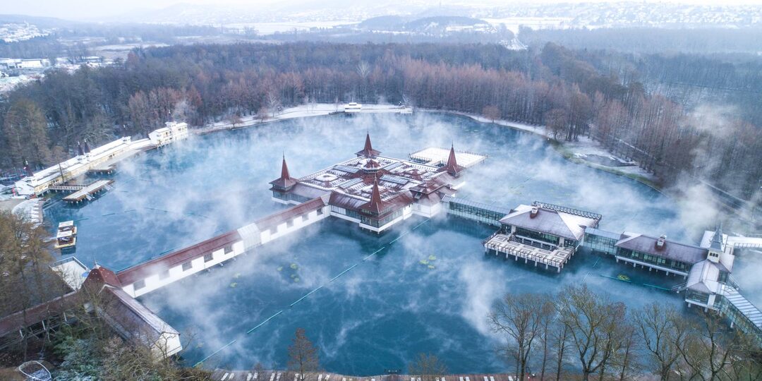 Вся вода этого тёплого кратерного озера в Венгрии обновляется за 72 часа