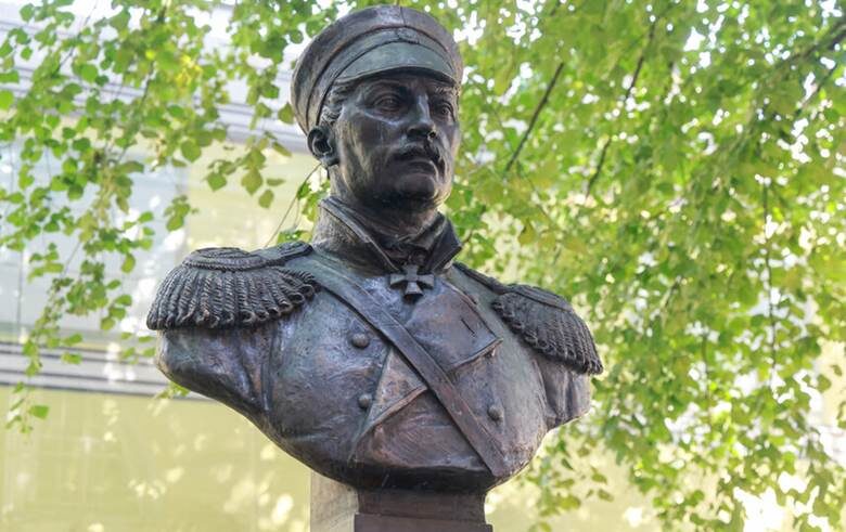 Ко дню ВМФ России в Петербурге открыли бюст адмирала Нахимова, а в Кронштадте памятник "Ангелы Мессины"
