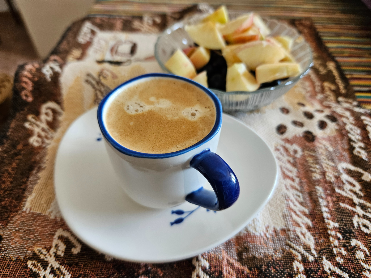 Кофе со смородиной и яблочком. Фото: Марина Н. Макарова, Омск, 27июль26.