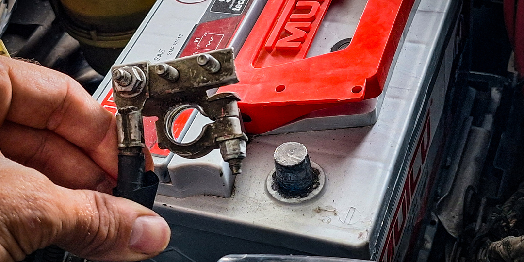 Почему нельзя отсоединять клемму АКБ, чтобы стереть ошибки ЭБУ. Рассказываю, как правильно сделать сброс и потушить "чек"