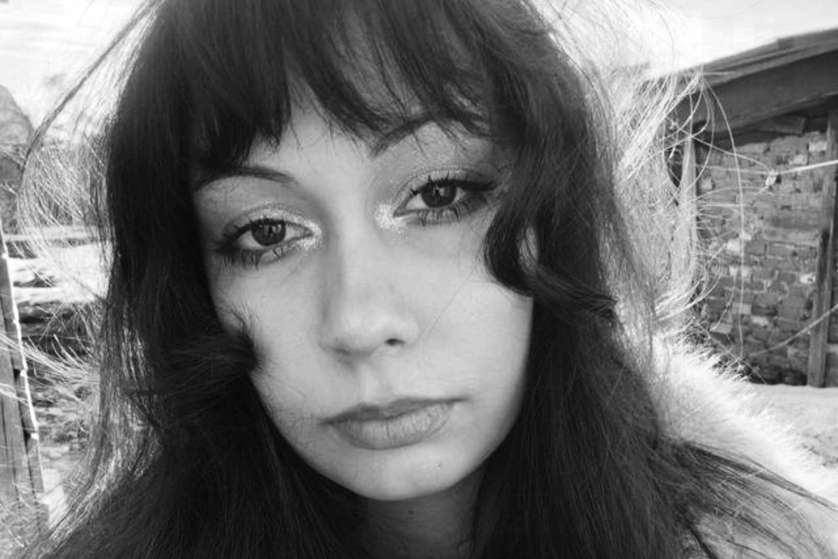     «Помогала маме»: погибшую при ударе БПЛА по складу Wildberries 21-летнюю Викторию Чеботареву похоронили в Моршанске