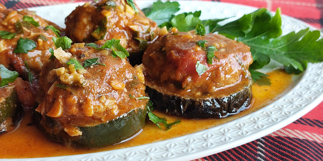 Вкусные кабачки с фаршем : овощи не пресные благодаря соусу