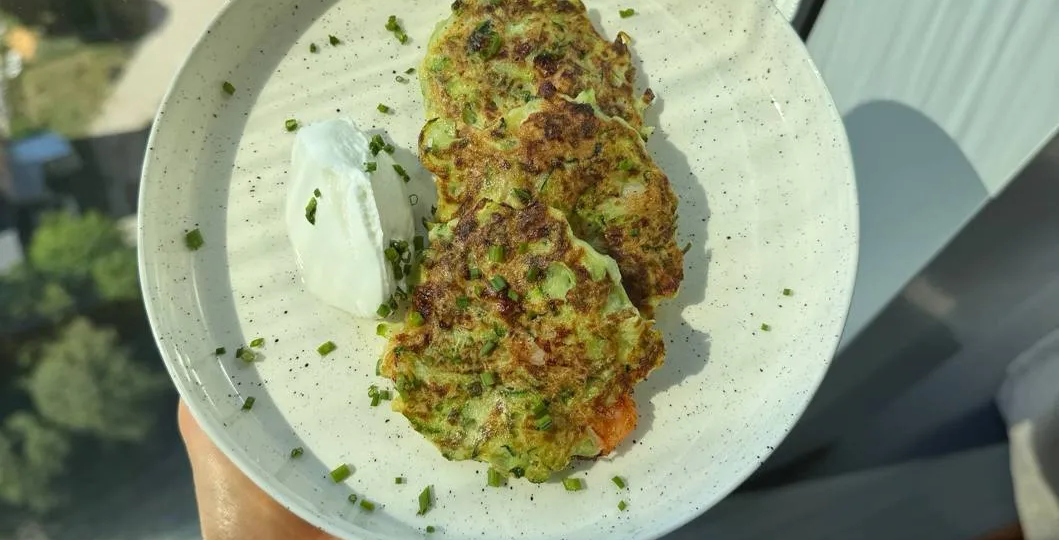 Кабачковые оладьи с креветками, готовьте, пока сезон