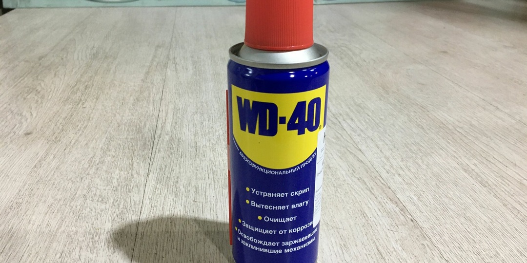 Забудьте про WD-40! Вот чем на самом деле нужно «лечить» скрипучую лестницу