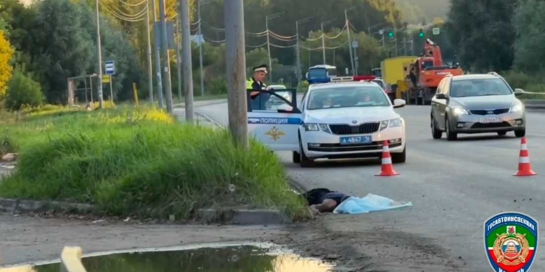 Водитель мопеда врезался в опору линии электропередач и погиб в Казани