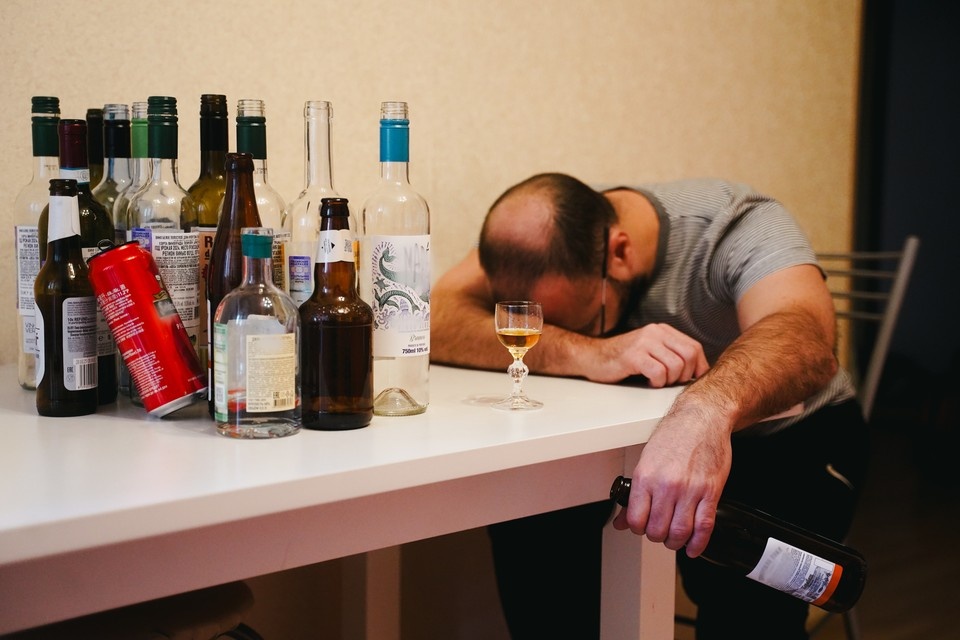    Среди возможных ранних признаков специалист назвал регулярную отечность лица и век. Светлана МАКОВЕЕВА