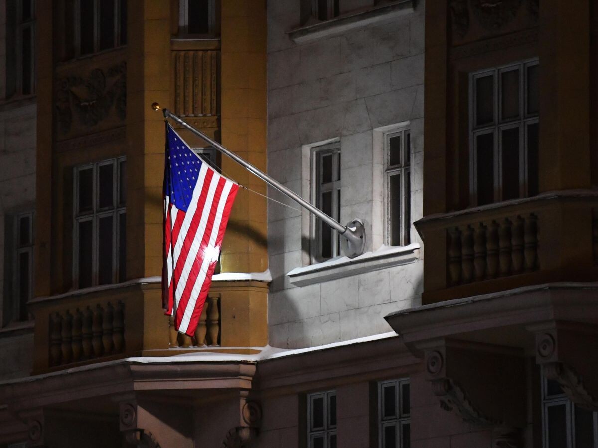    Флаг на здании посольства США в Москве | © РИА Новости / Наталья Селиверстова