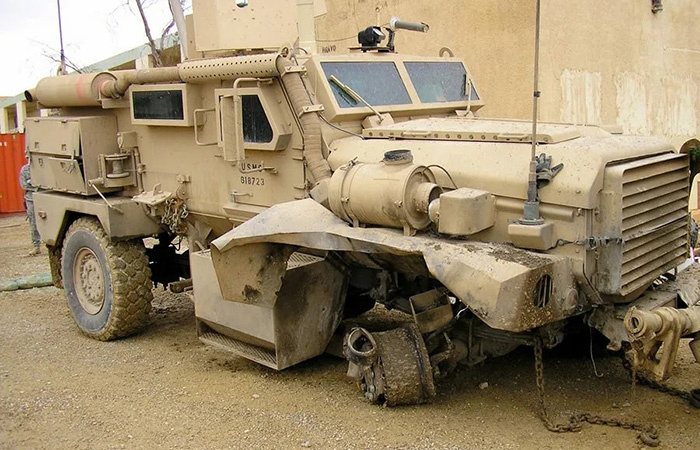 MRAP Cougar после подрыва./ Фото: businessinsider.com