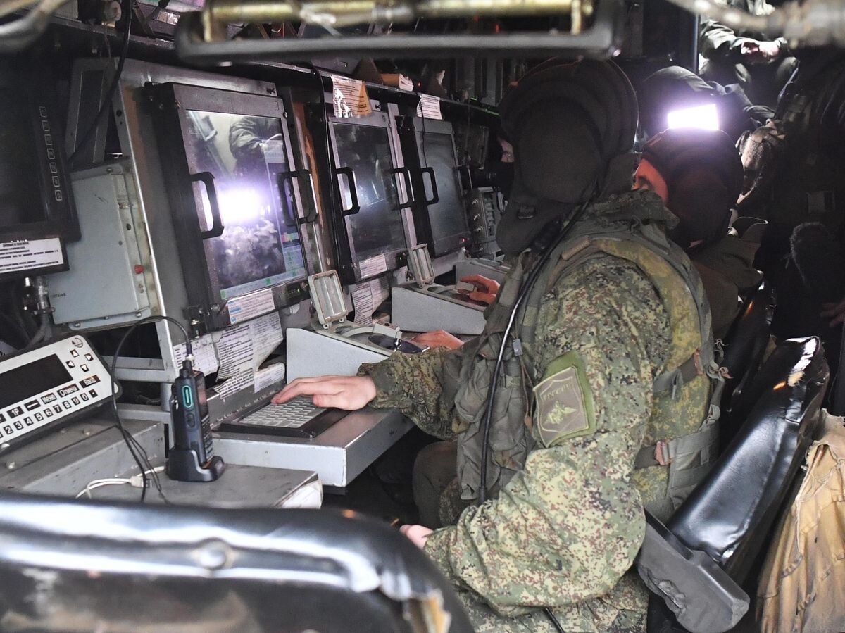    Военнослужащие ВС РФ в кабине командной машины зенитно-ракетного комплекса (ЗРК) "Бук-М3" | © РИА Новости