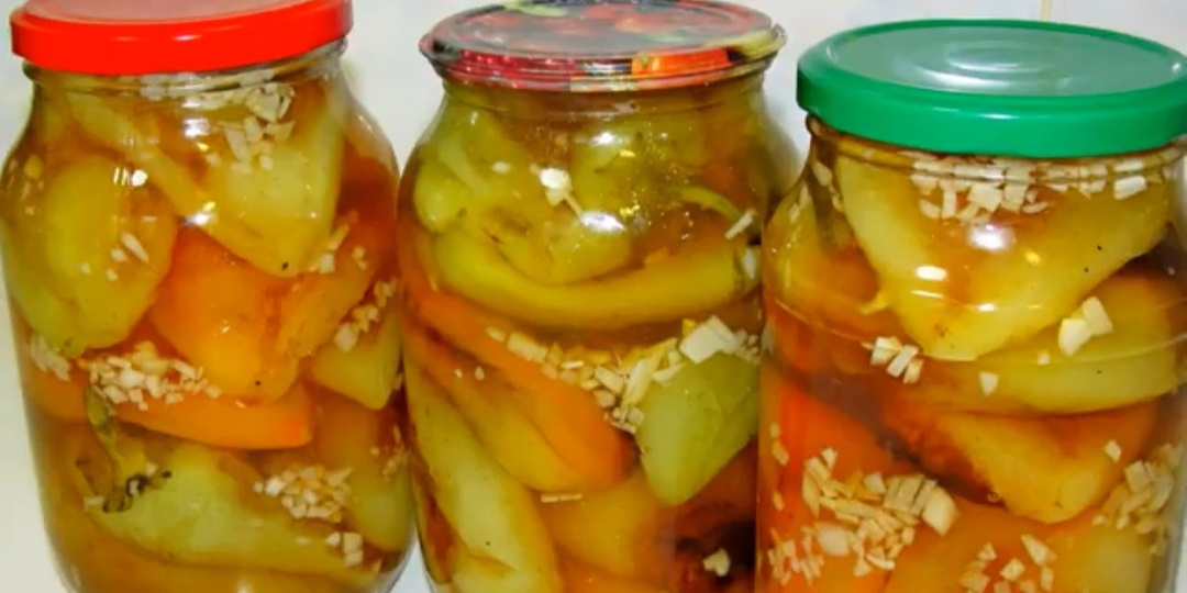 Это блюдо из перца покоряет своим невероятным вкусом. Им можно наслаждаться сразу, можно на зиму. Без преувеличения, вкусно!