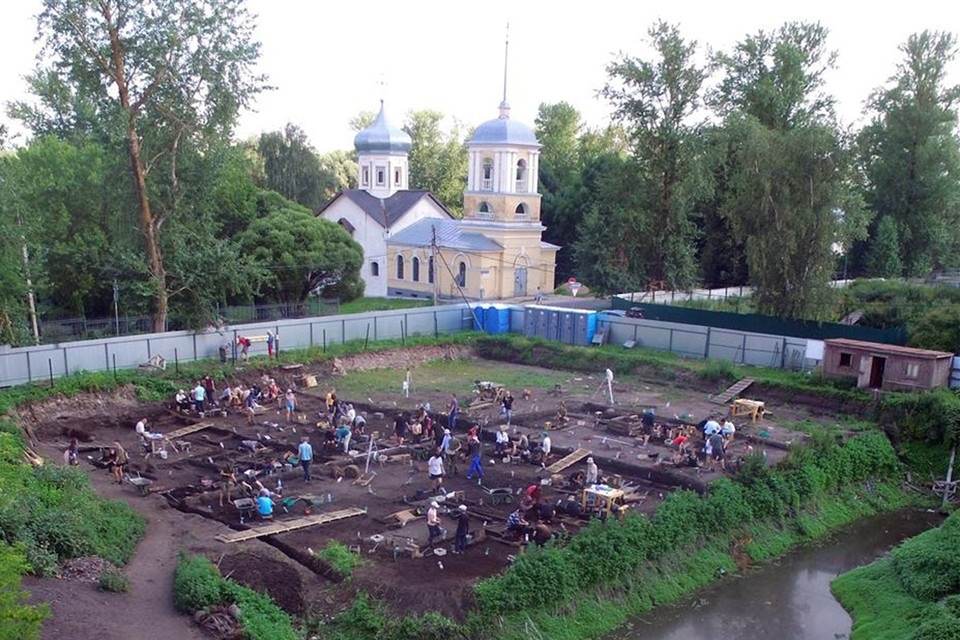    Уже 75 лет археологи достают из новгородской земли обрывки березовой коры.
