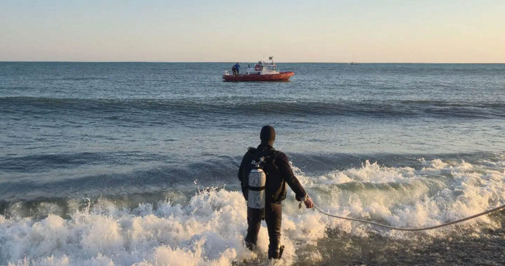Водолазы возобновили поиск пропавшего из-за течения туриста в Сочи