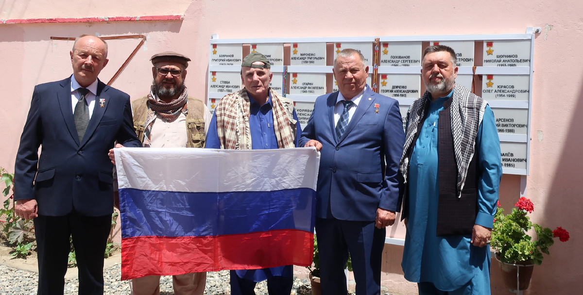 Герой Российской Федерации Александр Пегишев, Герой Советского Союза Николай Кравченко, Олег Гонцов, Виктор Хоменко и Ростем Шайхутдинов на Русском кладбище в Кабуле. Фото Виктора Хоменко (2022)