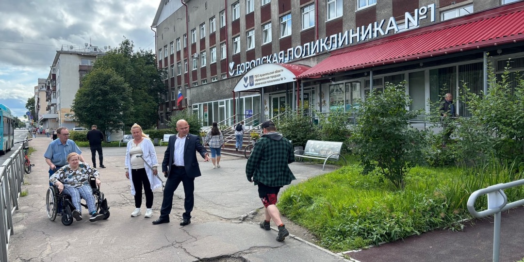 В Архангельске проверили доступность подходов к центральной городской поликлинике