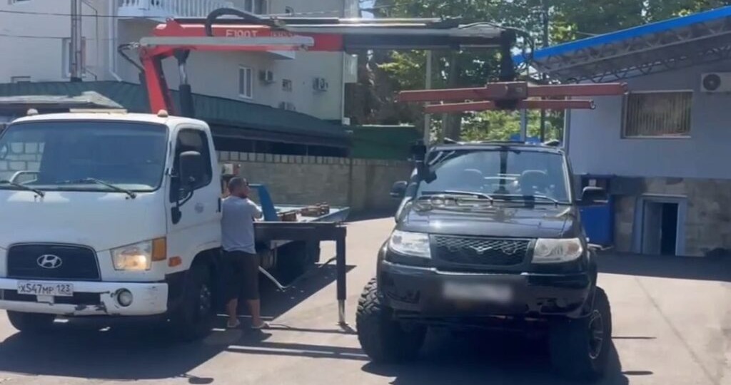 Высадившего пассажиров на трассу водителя привлекли за нарушения ПДД в Сочи