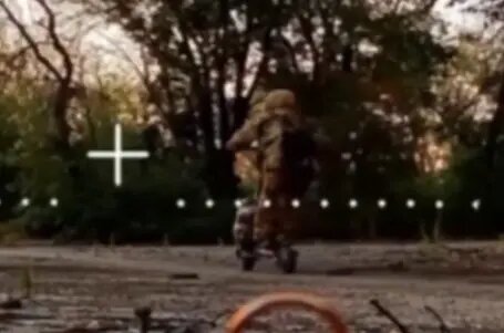 Минобороны показало видео с ехавшими вдвоем на самокате боевиками ВСУ и дроном