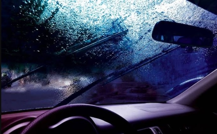 Вождение автомобиля в дождливую погоду. Фото: autodna.ru