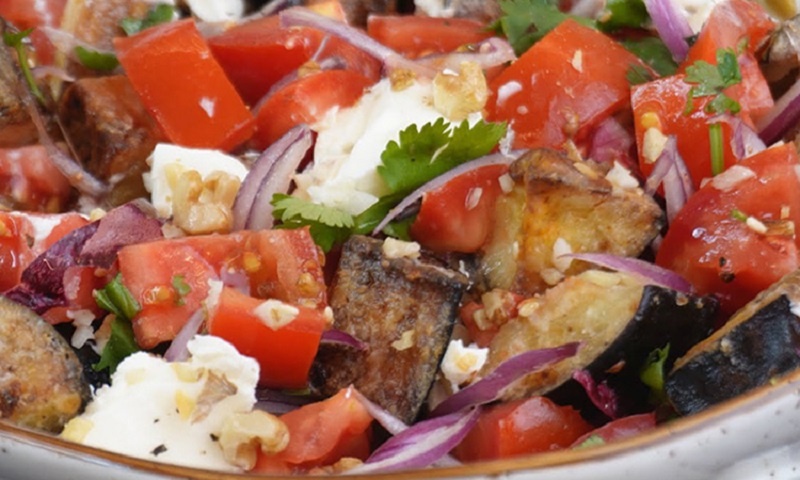 Домашний салат с баклажанами и орехами — просто и очень вкусно