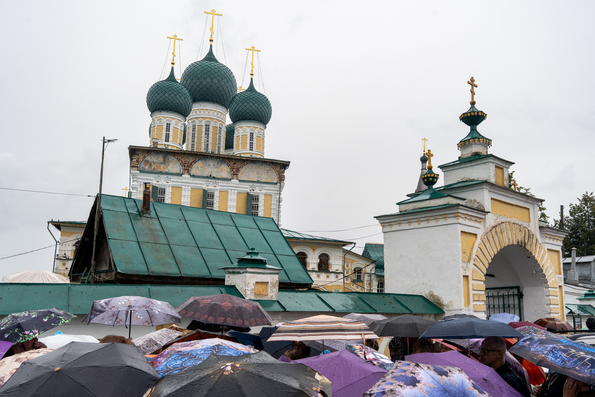 Верующие собрались у Воскресенского собора перед началом крестного хода. Фото: Владимир Локтев