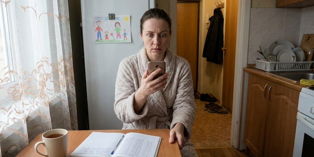 — Они же мои родители, я не могу им отказать, — сказал муж, когда она нашла переводы...