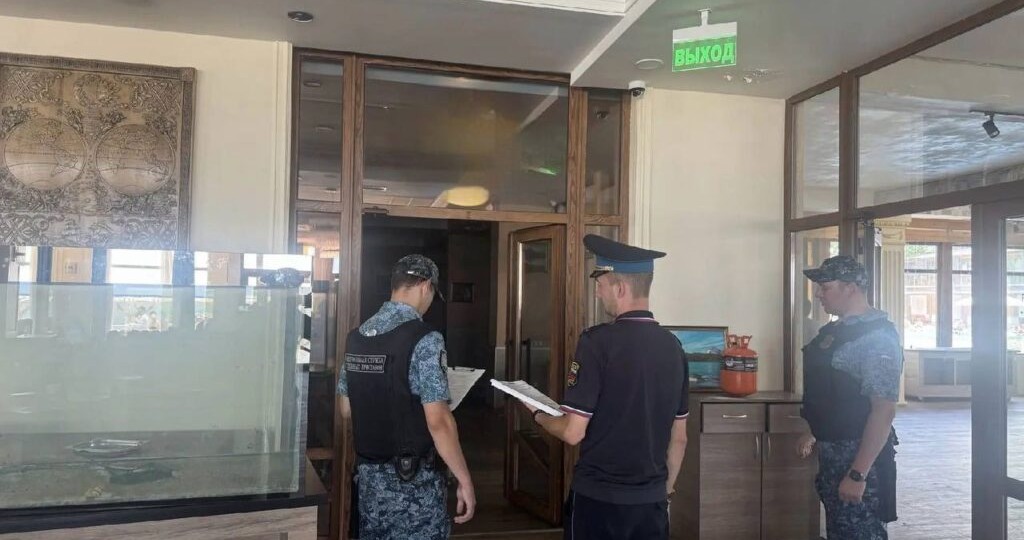 Приставы приостановили работу базы отдыха в Архипо-Осиповке