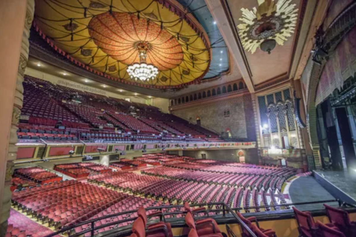 «Шрайн-Аудиториум» (англ. Shrine Auditorium) — концертный зал, одна из достопримечательностей Лос-Анджелеса (штат Калифорния), Вместимость примерно 6 300 человек. Размер сцены — 59 метров в ширину и 21 метр в глубину. 