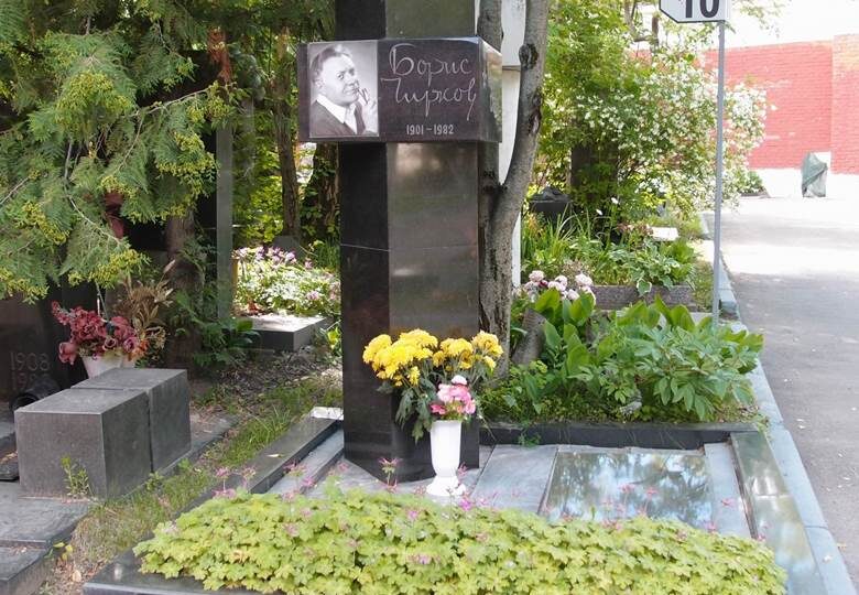 Новодевичье кладбище, новейшая территория. Государственные и военные советские деятели, а также любимые мастера искусств