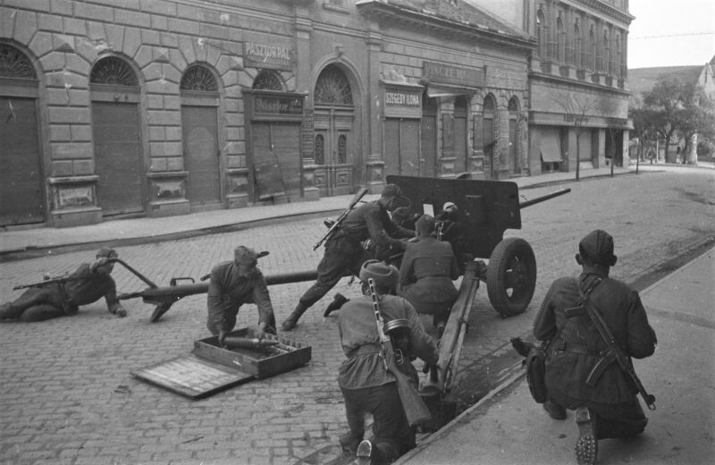 Расчет советского орудия ЗИС-2 на боевой позиции на улице города Кечкемет
Источник: waralbum.ru
