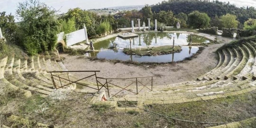 Туристов несколько лет водили в выдуманный древнеримский амфитеатр