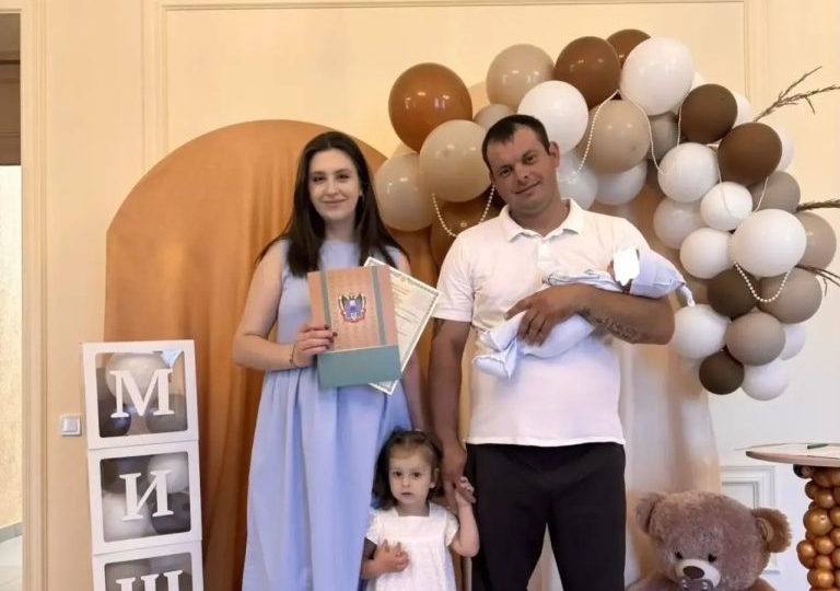 В Александровском ЗАГСе прошла торжественная церемония вручения свидетельства о рождении второму ребенку семьи Хижняк