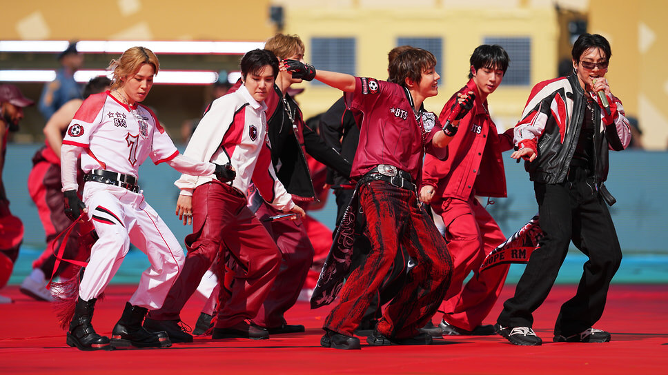 BTS выступают на шоу в финале чемпионата мира по футболу, Нью-Джерси, 2026.📷Фото: Julio Cortez / AP