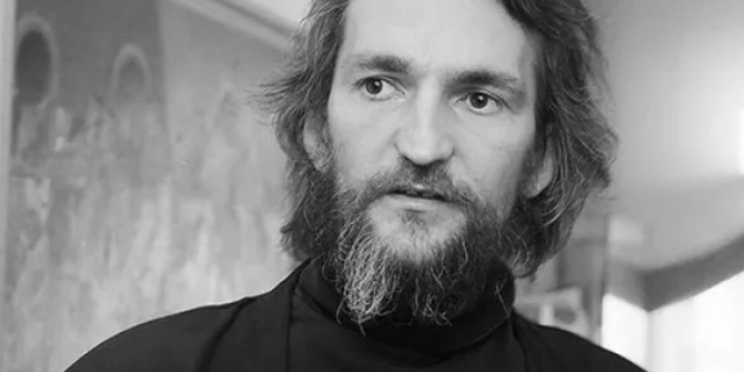 В Некрополе мастеров искусств Александро-Невской лавры увековечена память художника-авангардиста Тимура Новикова, умершего в 2002 году