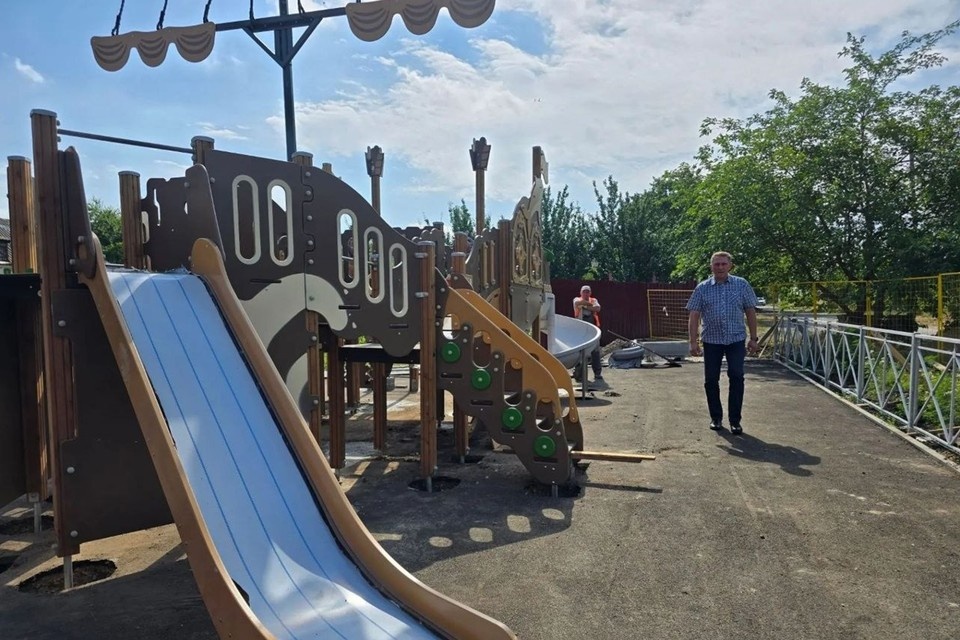    На улице появились зоны отдыха, освещение и безопасная детская площадка. Фото: ТГ/Качанов