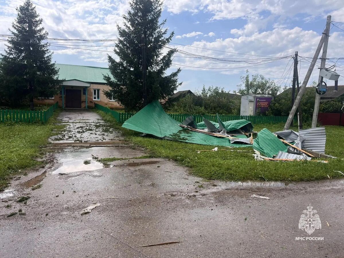    Последствия сильного ветра в деревне Нижние Каргалы в Башкирии | © Фото : МЧС Башкортостана/MAX