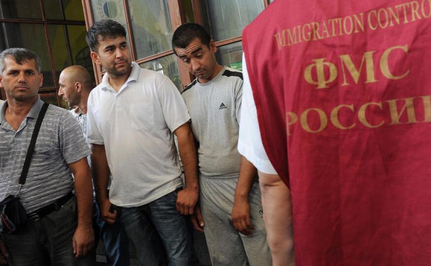 «Орда родственников» за паспортом: как мигранты используют программу воссоединения семей, чтобы завезти всю семью и жить