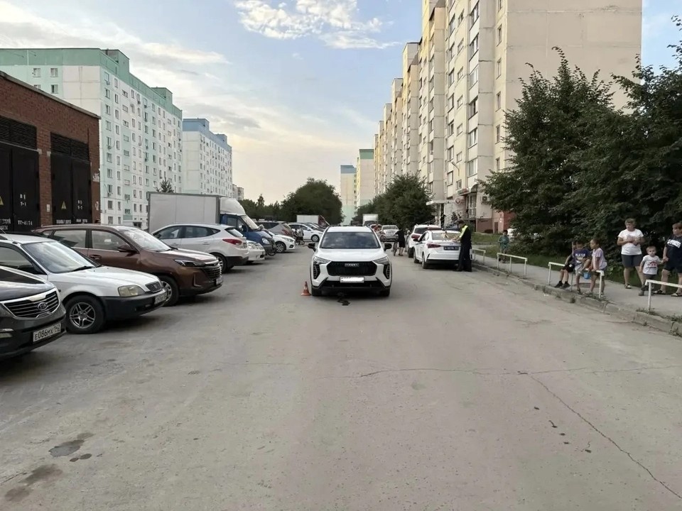    39-летняя женщина за рулем «Хавала Джулион» наехала на мальчика во дворе. Фото: пресс-служба ГАИ Новосибирской области.