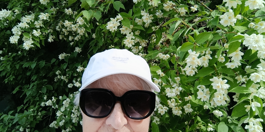 Летом сопли распустила  Сквозняк однако .Как то так.