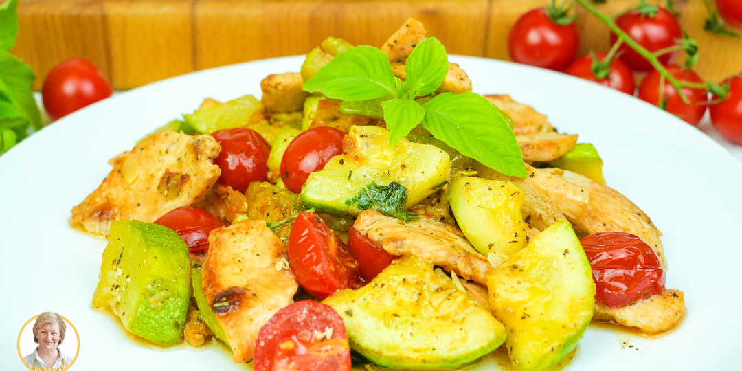 Кабачки с курицей, томатами и базиликом!