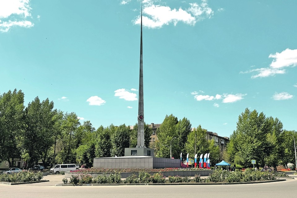    Легендарный 30-метровый «Шпиль» снова сияет в Алчевске. Валерия РАЗИНА
