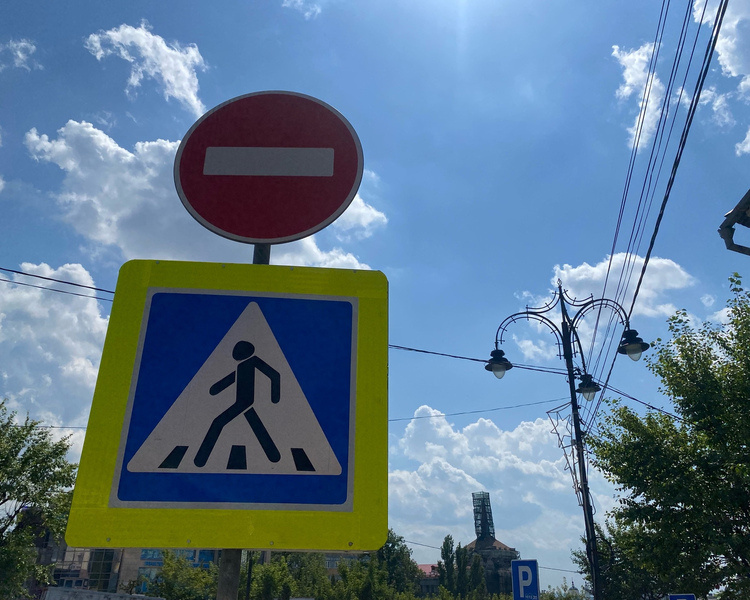     В Курске до конца лета ограничили движение транспорта по улице Энгельса