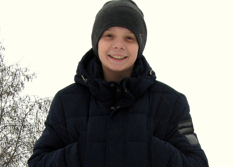 На льду сидел человек и не мог подойти к товарищу, ушедшему в полынью. Иван услышал крики с реки
