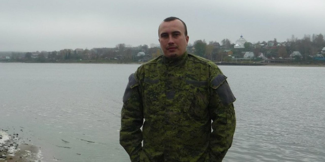 Антон возвращался домой и увидел за перилами моста девушку. Он не стал раздумывать