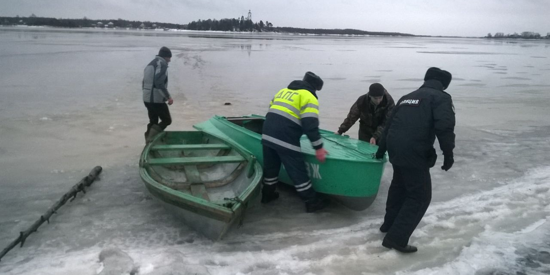 Полицейские вытащили провалившегося школьника в лодку — и тут лодка сама попала в полынью