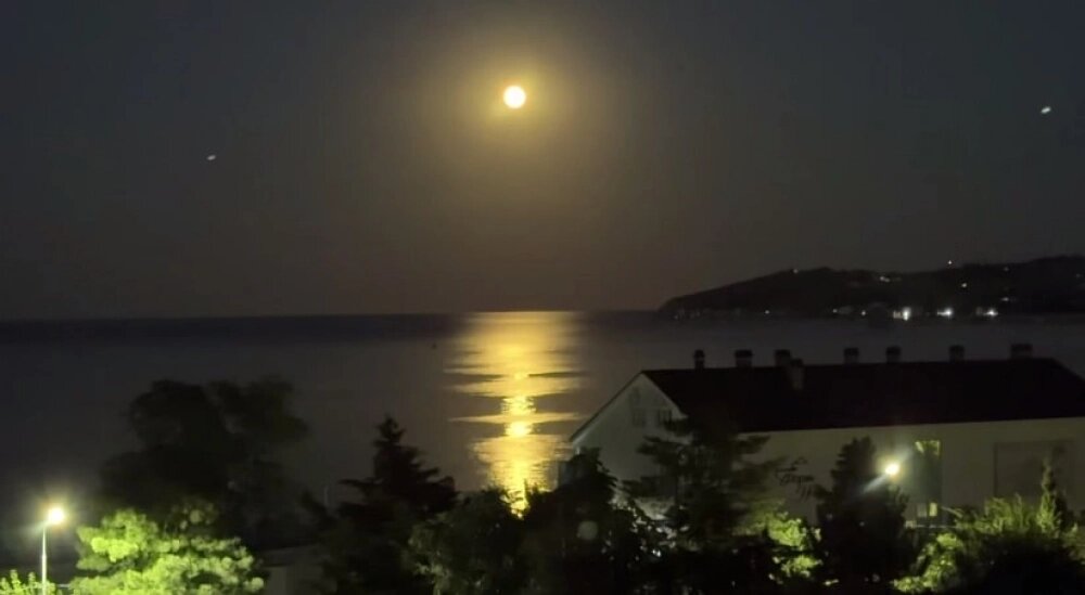    Луна 30 июля в Феодосии. Фото: кадр видео
