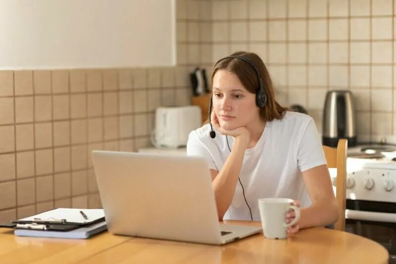 Удаленная работа для студентов: ночные смены, доплата +40% и доход от 35 000 рублей без выезда из дома